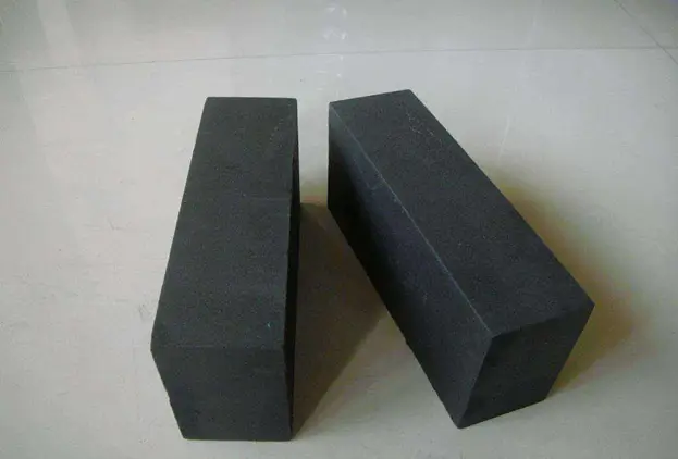 Silicon infiltration reaction sintered silicon carbide brick